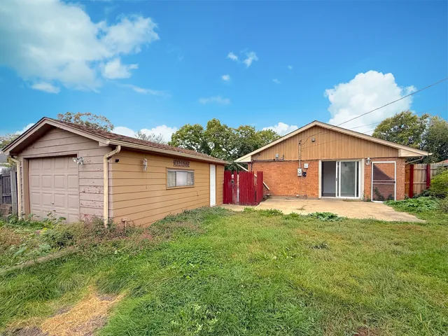 a view of front of a house with a yard