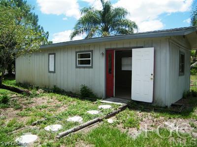 11561 Shawnee Road Fort Myers, FL 33913 - Photo 6 of 10 a backyard of a house with lots of green space