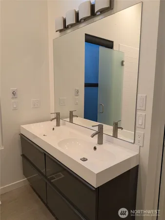 $2,900 | 2662 E Lake, Unit B, Sammamish, WA 98074