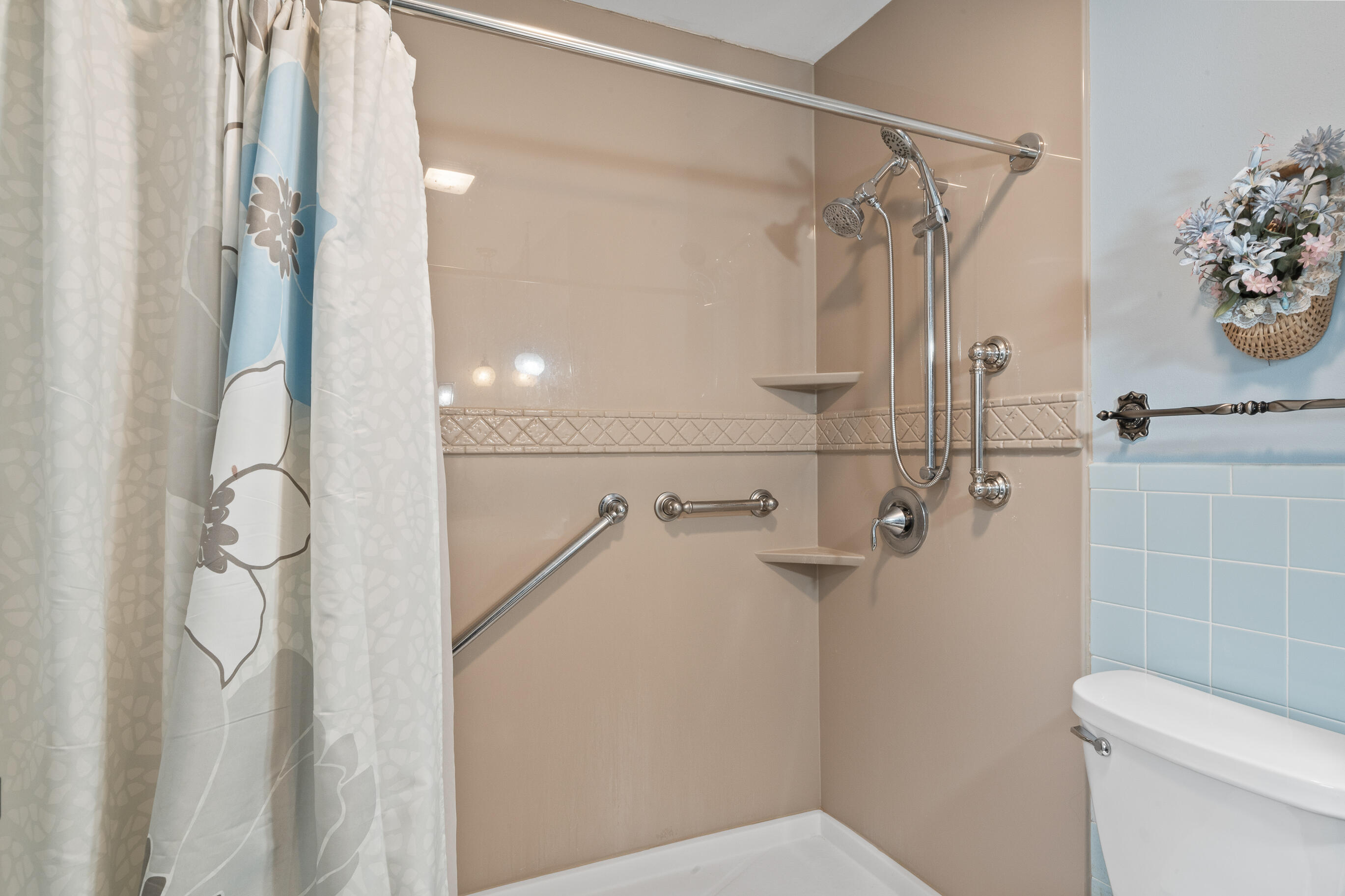 3345 County Rd F South Delavan, WI 53115 - Photo 17 of 45 17. Full Bathroom 2 Primary En Suite b
