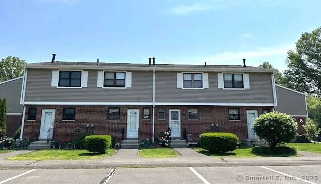 $229,900 | 305 Hampton Court, Unit 305, Newington, CT 06111