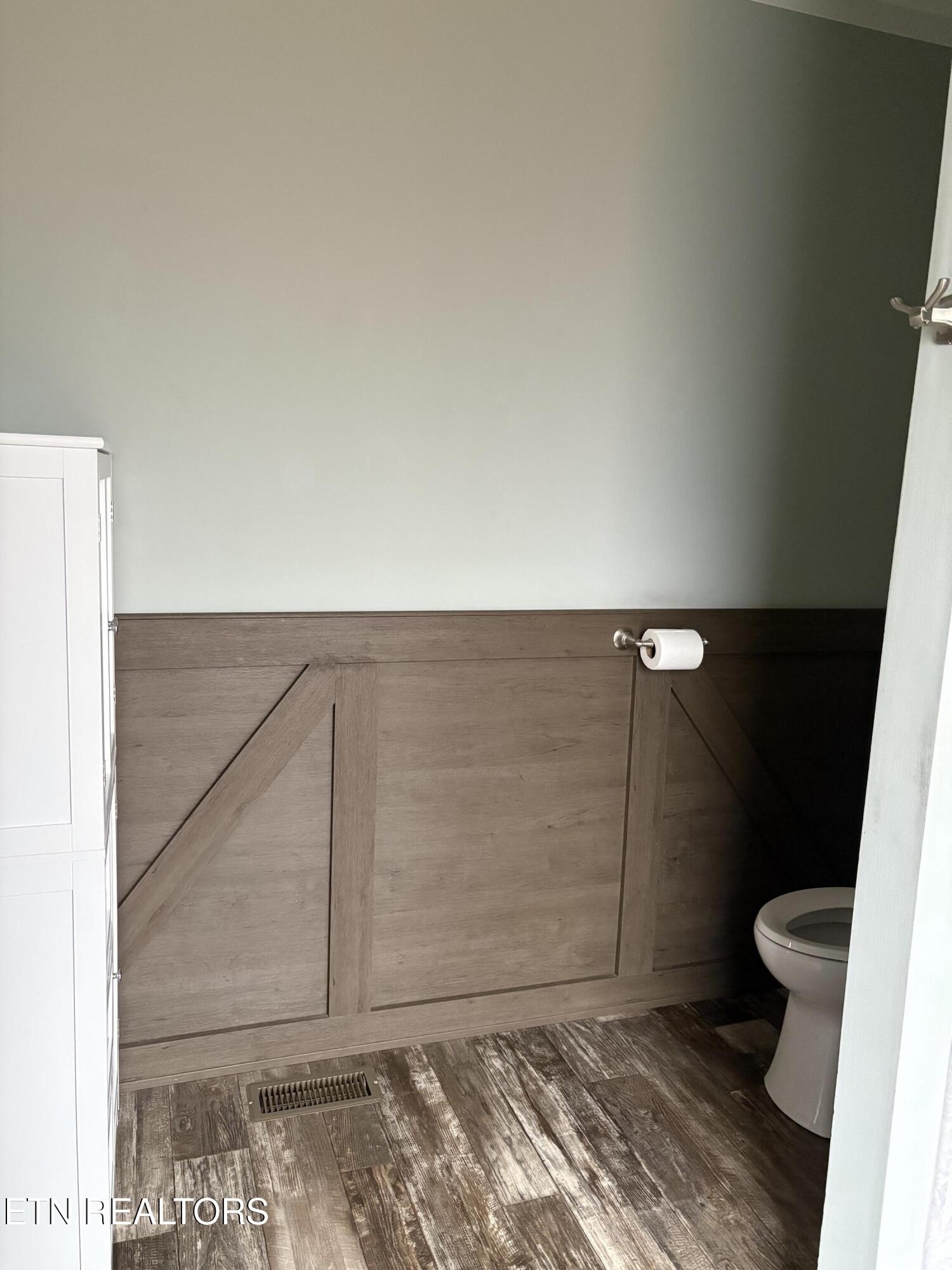 136 Hillview Road Ten Mile, TN 37880 - Photo 20 of 34 a bathroom with a toilet