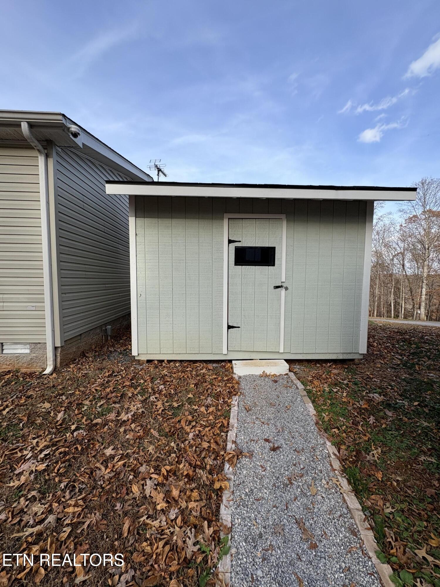 136 Hillview Road Ten Mile, TN 37880 - Photo 7 of 34 a backyard of a house