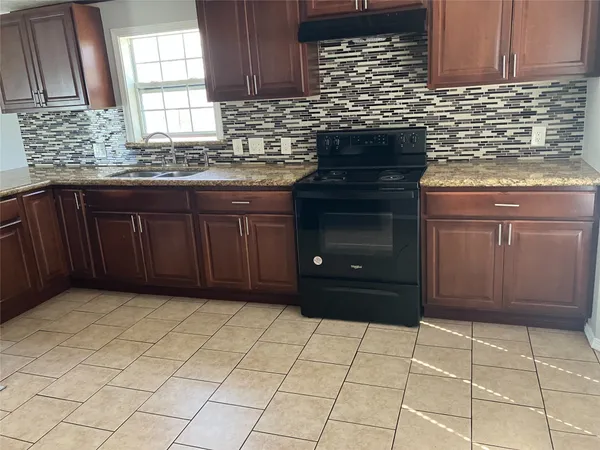 $1,100 | 118 Walnut Street, Blessing, TX 77414
