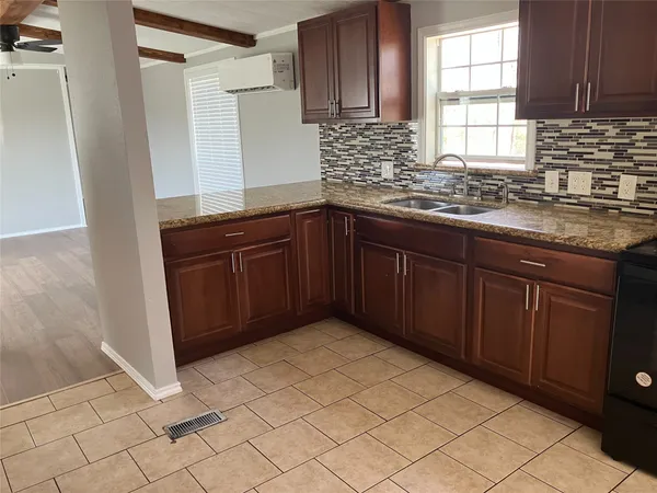 $1,100 | 118 Walnut Street, Blessing, TX 77414