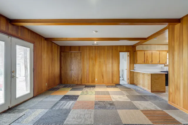 a view of entryway with a bath tub