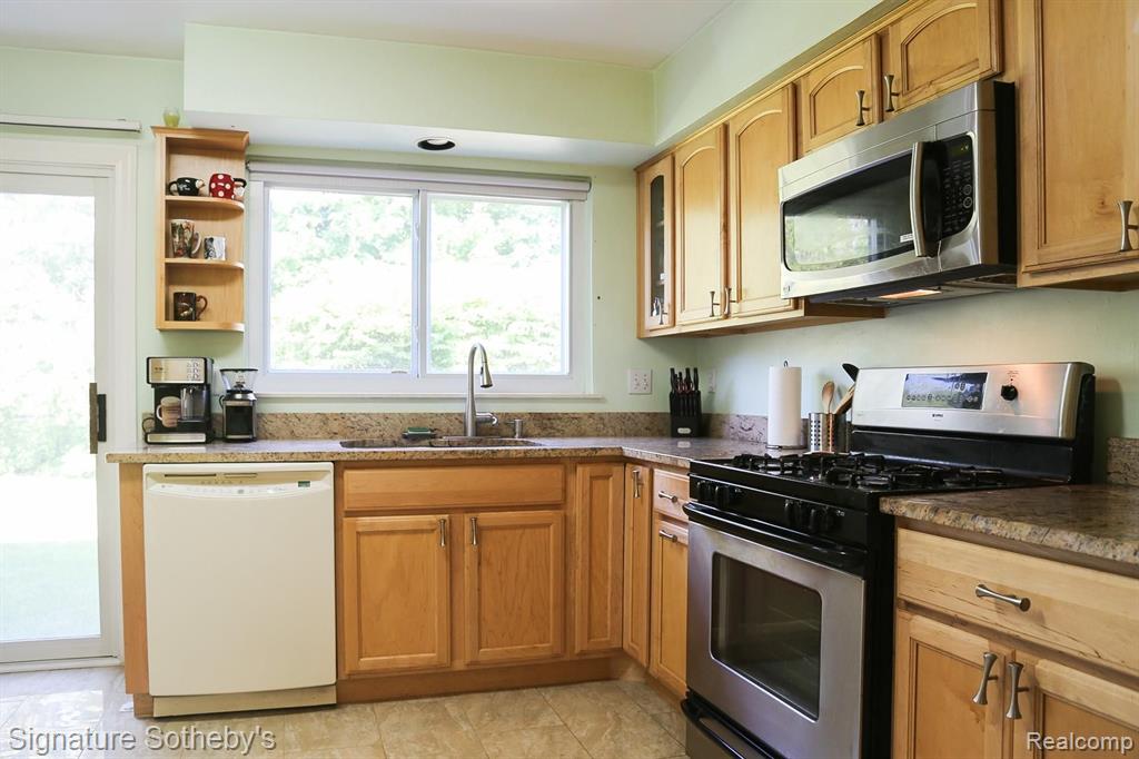 28188 Yorktown Road Farmington Hills, MI 48331 - Photo 11 of 20