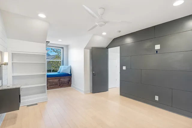 a view of livingroom with furniture