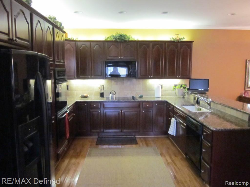 634 West Bluff Court Rochester, MI 48307 - Photo 9 of 33 Cherry Kitchen with Granite