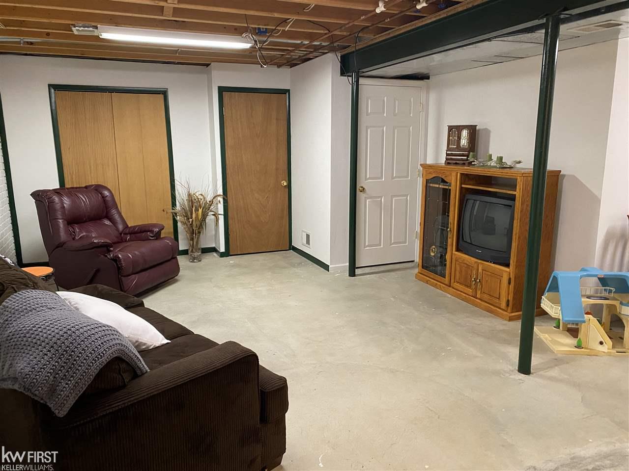 3052 Belsay Road Burton, MI 48519 - Photo 10 of 19 50013509-9.JPG