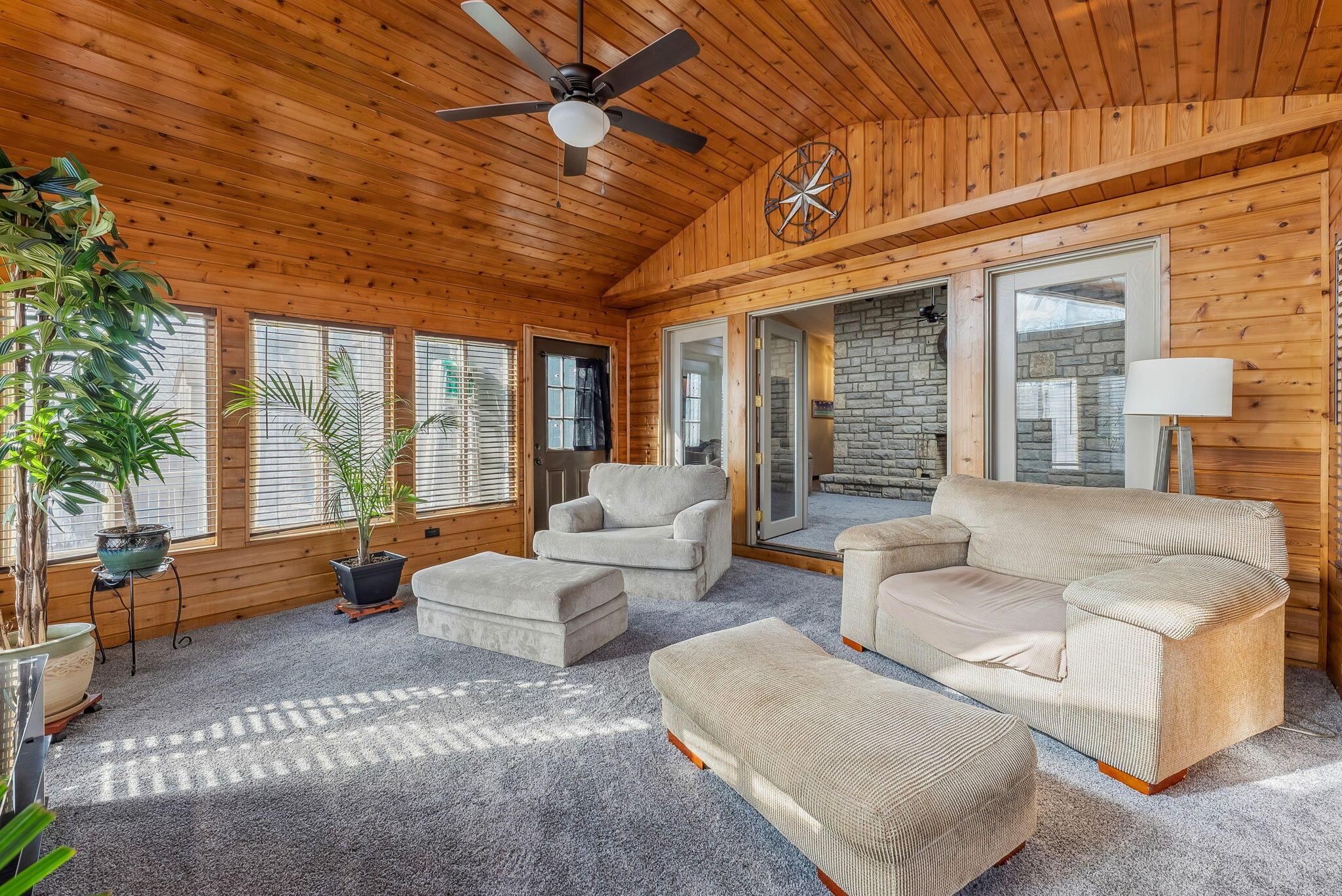 588 Country Club Road Columbus, OH 43213 - Photo 21 of 48 Seaonsroom 3
