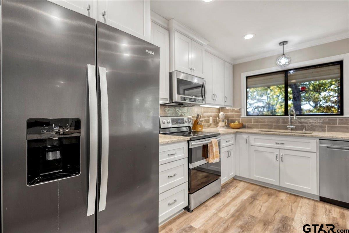 441 Hideaway Lane Hideaway, TX 75771 - Photo 10 of 38 a kitchen with stainless steel appliances granite countertop a refrigerator and a stove top oven