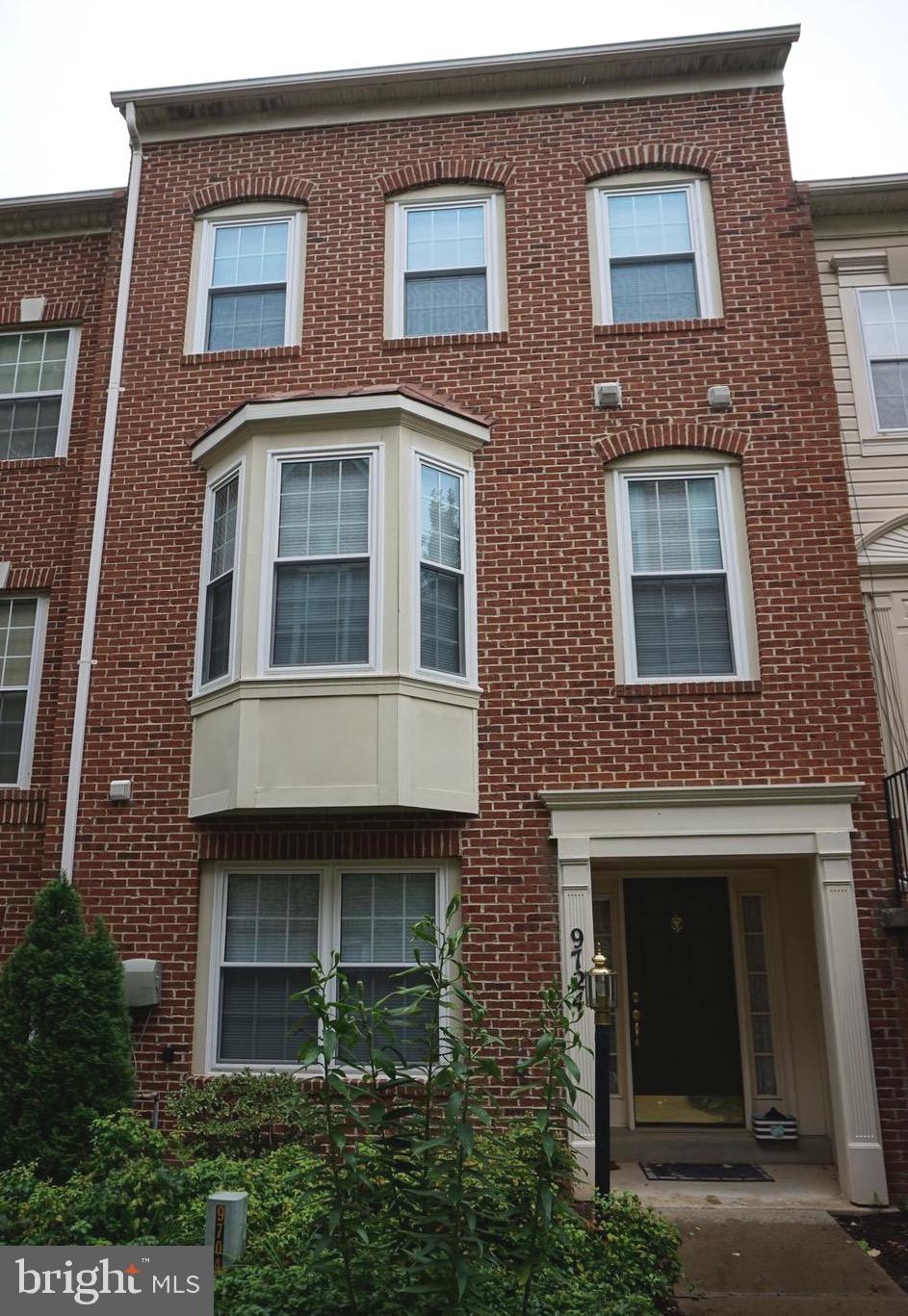 9724 Athletic Way Gaithersburg, MD 20878 - Photo 3 of 48