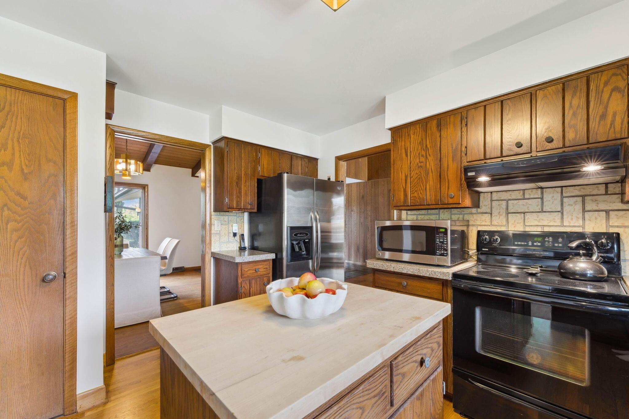 2474 Buckley Road Columbus, OH 43220 - Photo 26 of 73 Kitchen