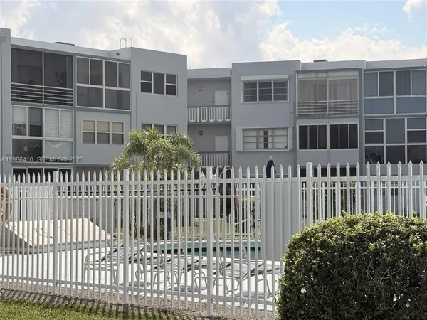 $1,875 | 2223 Park Lane, Unit 306, Hollywood, FL 33021