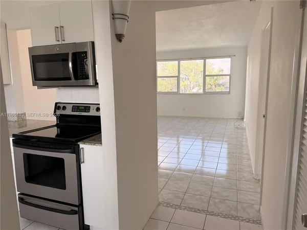 $1,875 | 2223 Park Lane, Unit 306, Hollywood, FL 33021