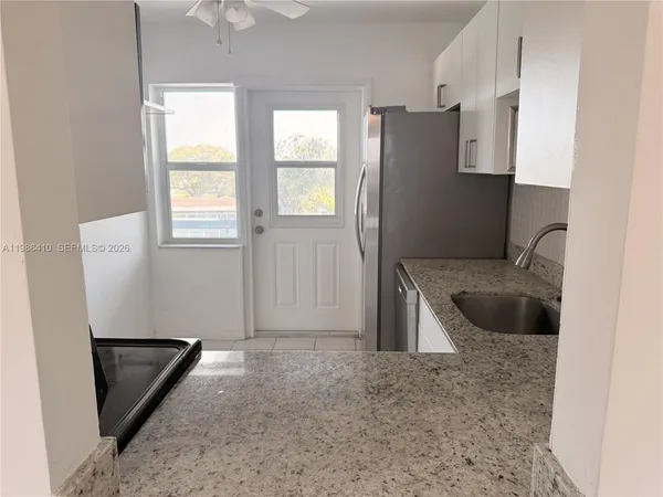 $1,875 | 2223 Park Lane, Unit 306, Hollywood, FL 33021