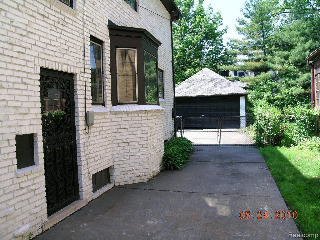 19525 Roslyn Road Detroit, MI 48221 - Photo 5 of 18 DSCN1844