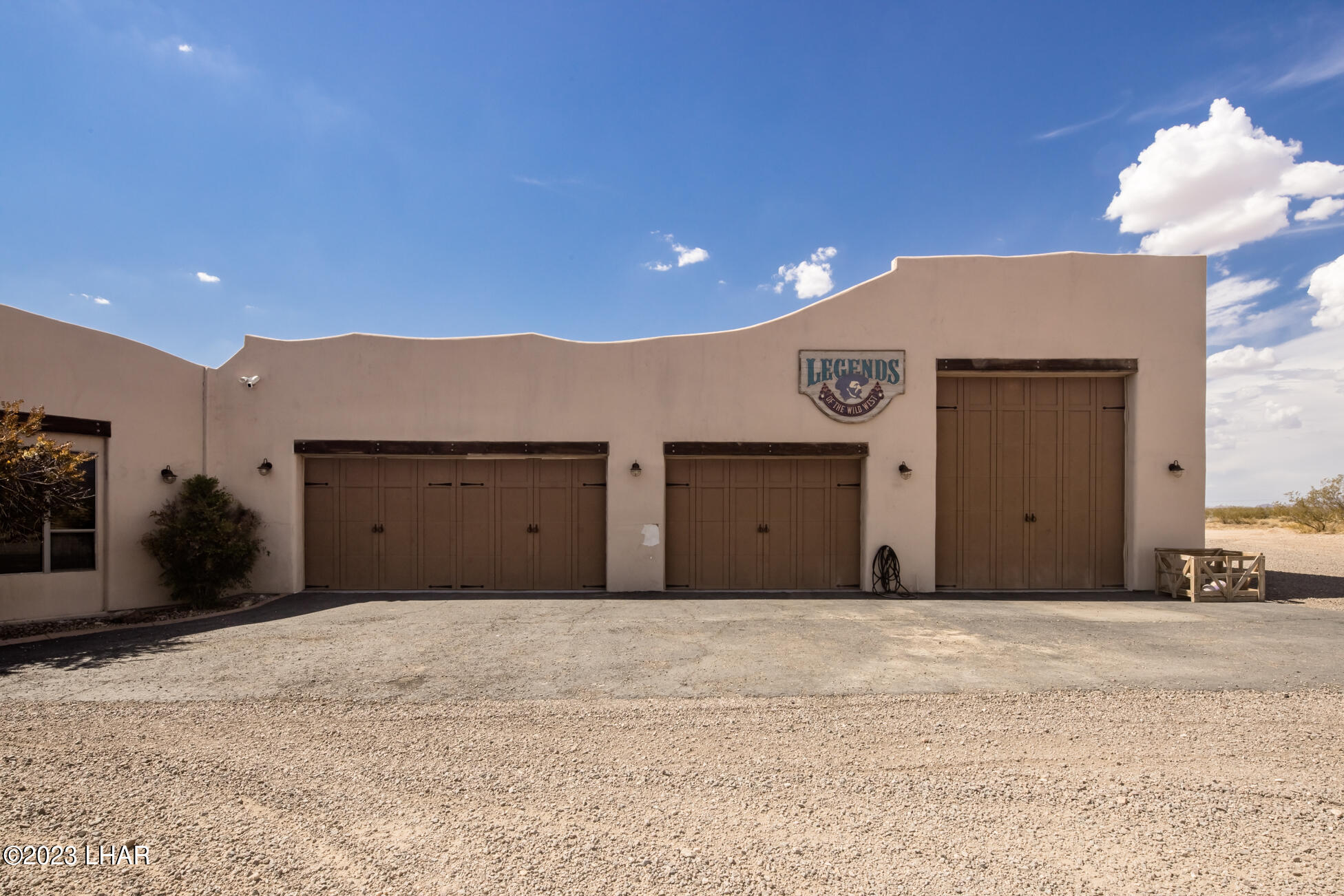 4203 West Wilshire Road Yucca, AZ 86438 - Photo 7 of 113 5 Car Garage