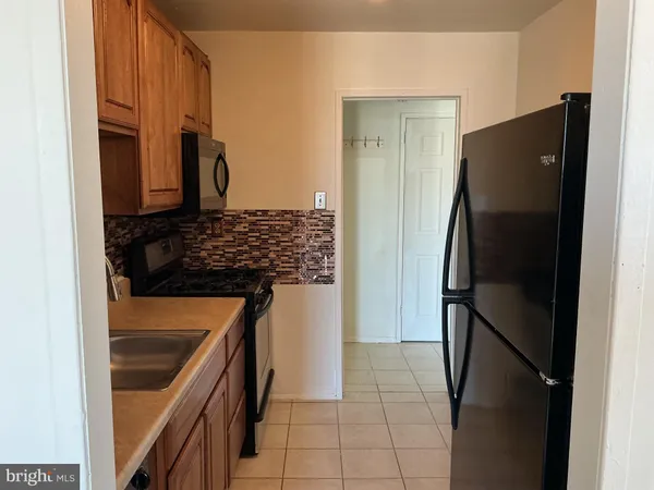 an empty room with a ceiling fan and window