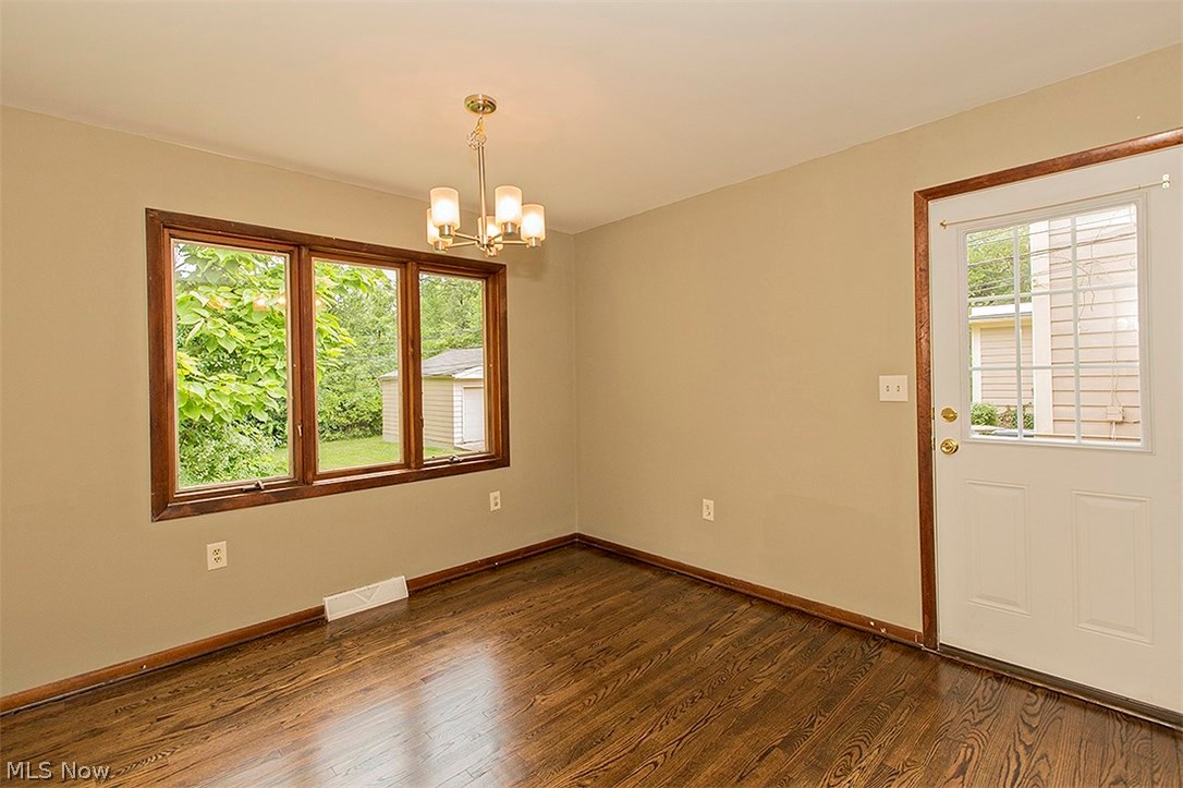 3253 Bradford Road Cleveland, OH 44118 - Photo 17 of 34