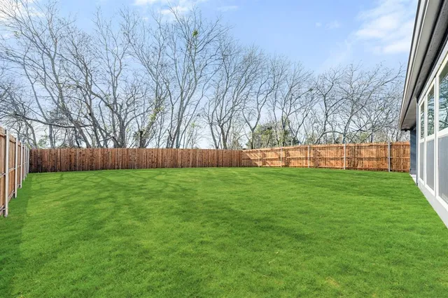 a view of yard with trees