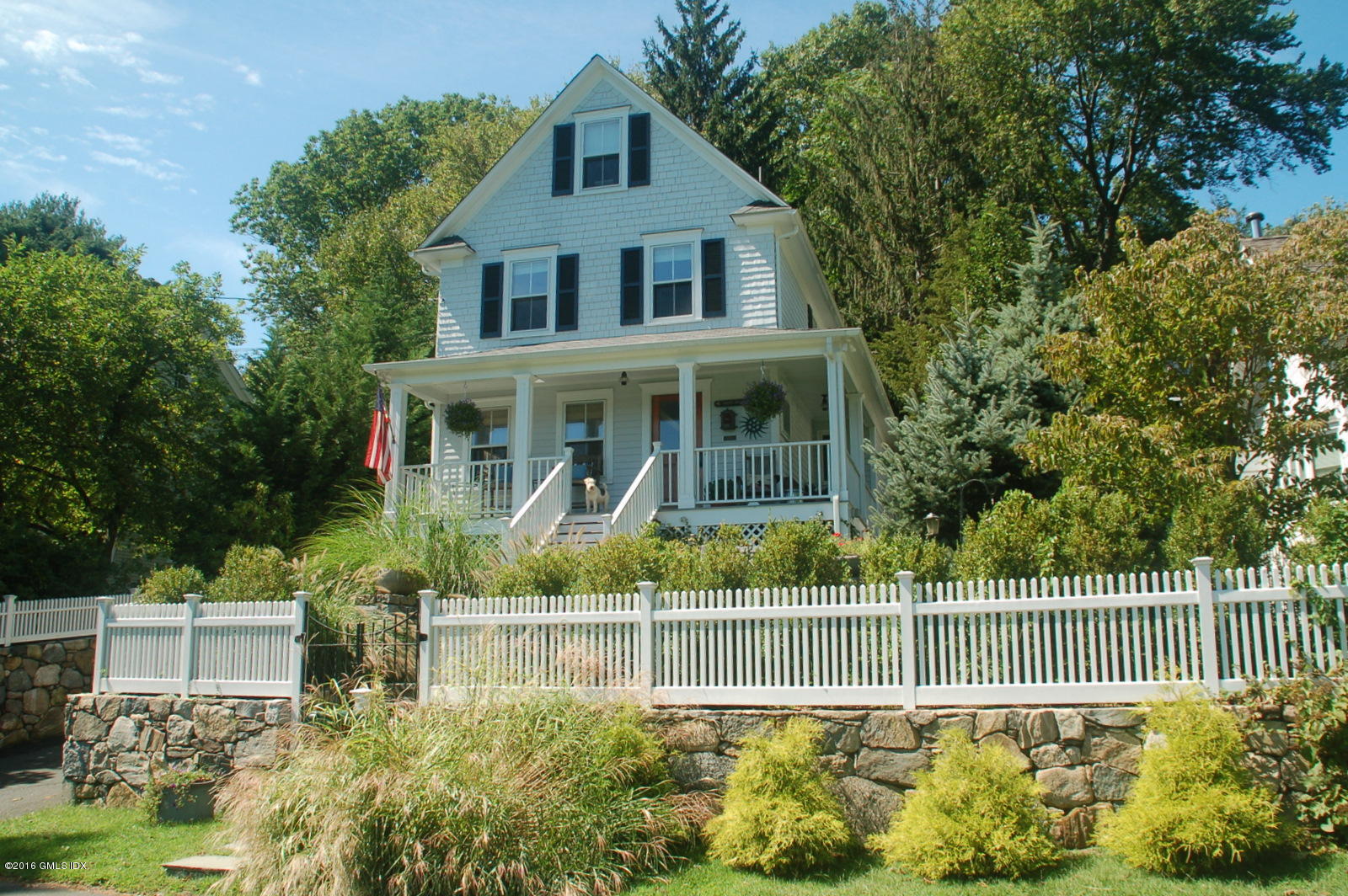 a view of a house with a small yard and plants