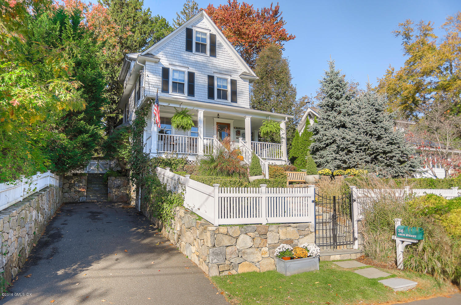 36 Arch Street Riverside, CT 06878 - Photo 28 of 37 a front view of a house with a garden