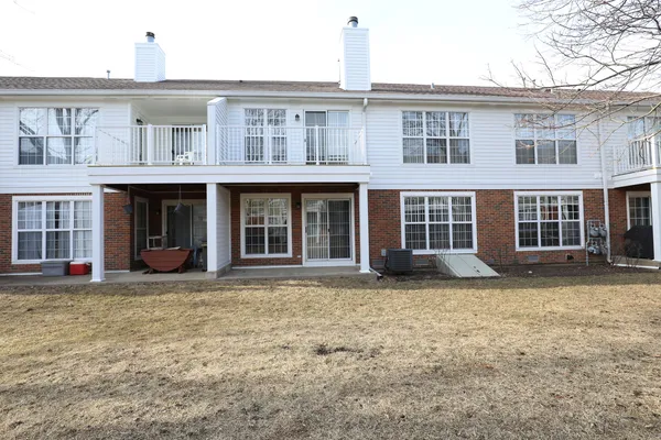 $394,000 | 883 Sparta Court, Vernon Hills, IL 60061