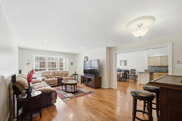 $394,000 | 883 Sparta Court, Vernon Hills, IL 60061
