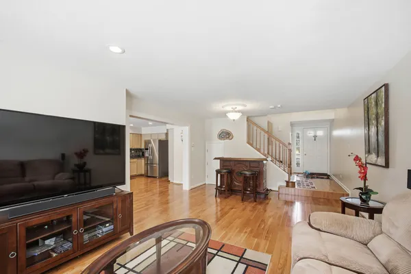 $394,000 | 883 Sparta Court, Vernon Hills, IL 60061