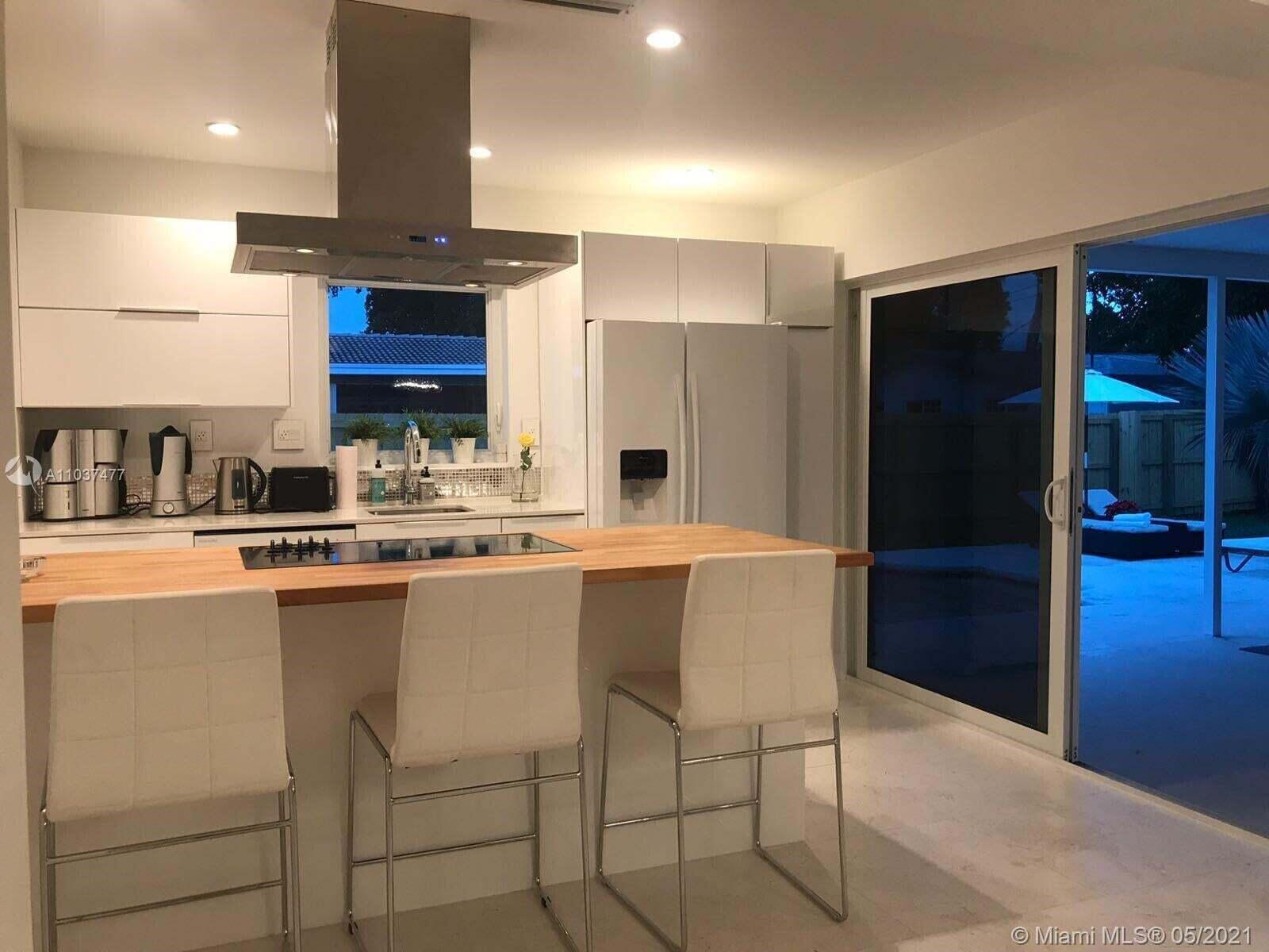 131 Orchard Ridge Lane Boca Raton, FL 33431 - Photo 4 of 19 Kitchen to Patio