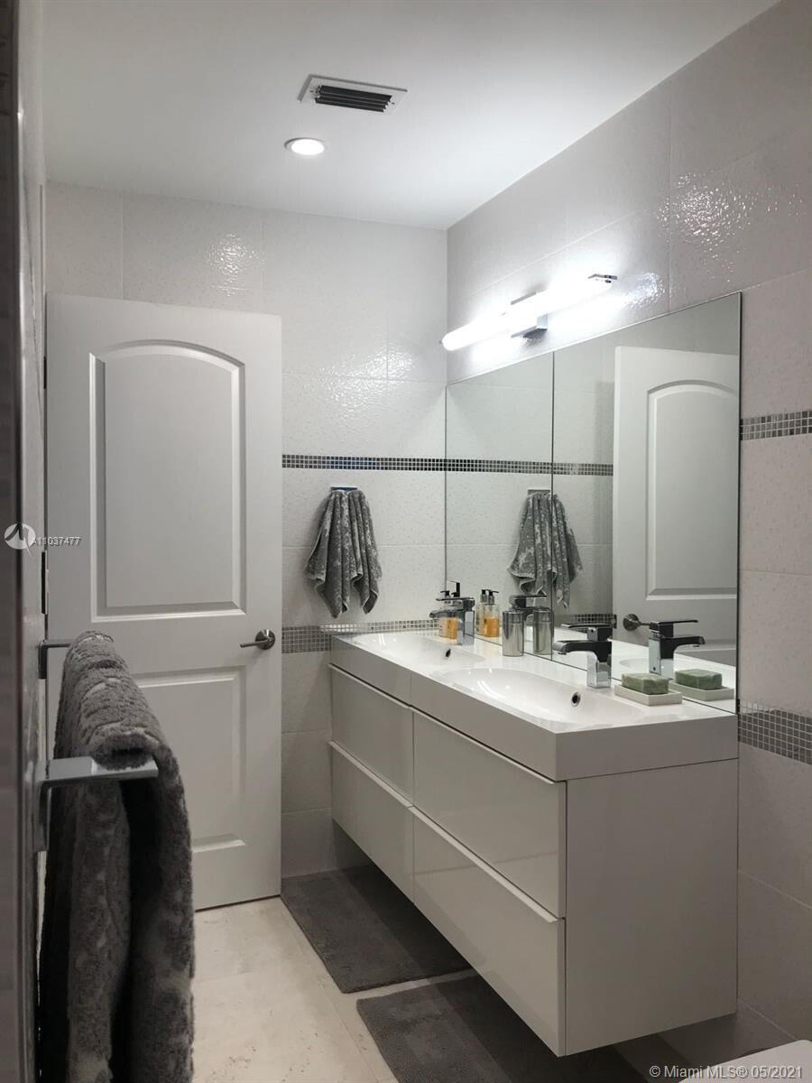 131 Orchard Ridge Lane Boca Raton, FL 33431 - Photo 8 of 19 Primary Ensuite