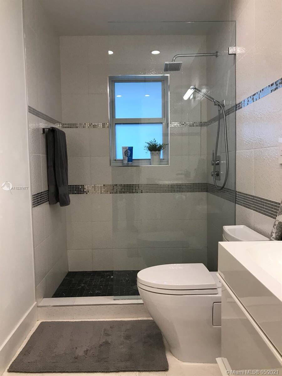131 Orchard Ridge Lane Boca Raton, FL 33431 - Photo 10 of 19 Second Bathroom