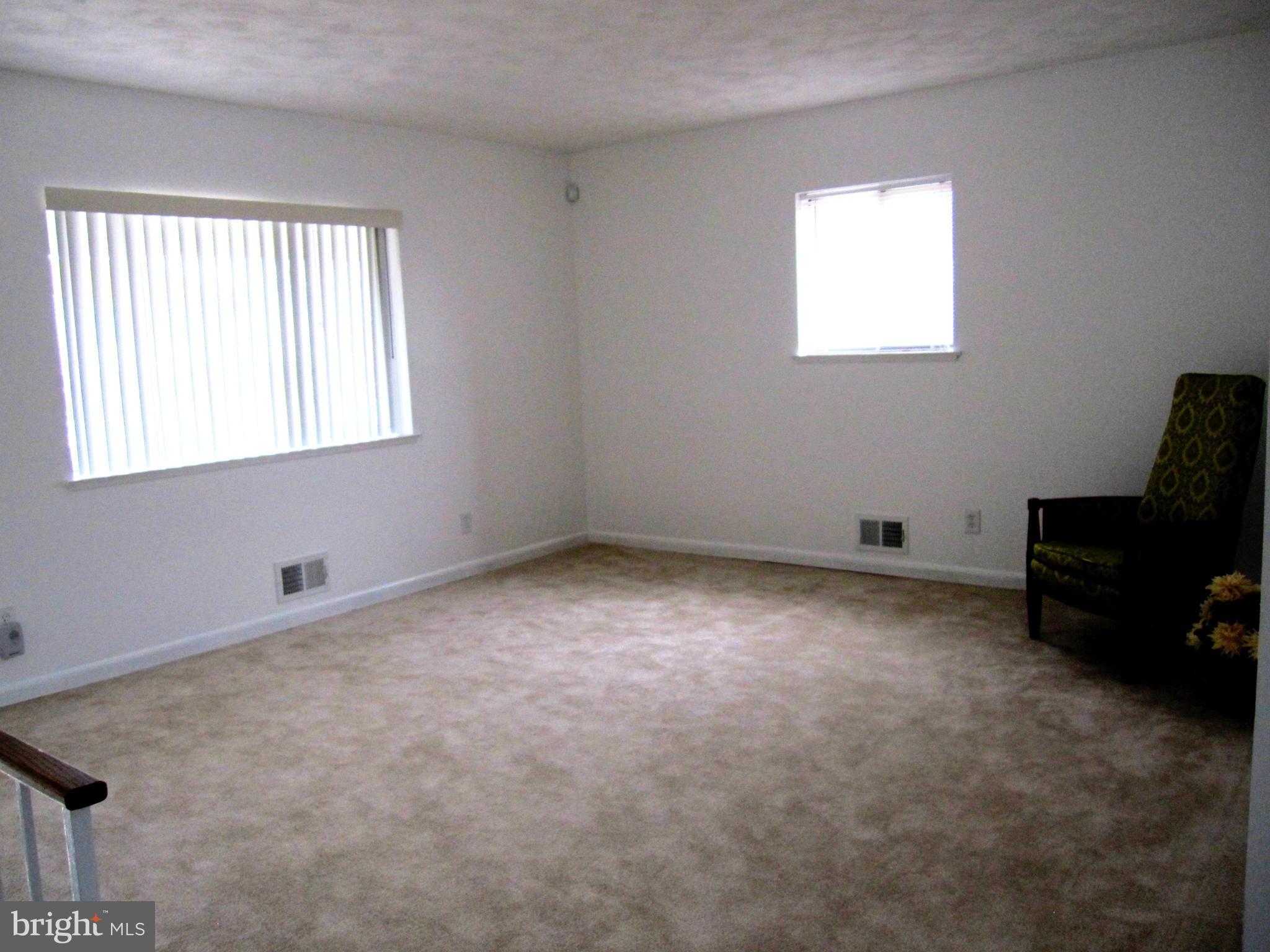 418 Nollmeyer Road Baltimore, MD 21220 - Photo 6 of 30 Living Room