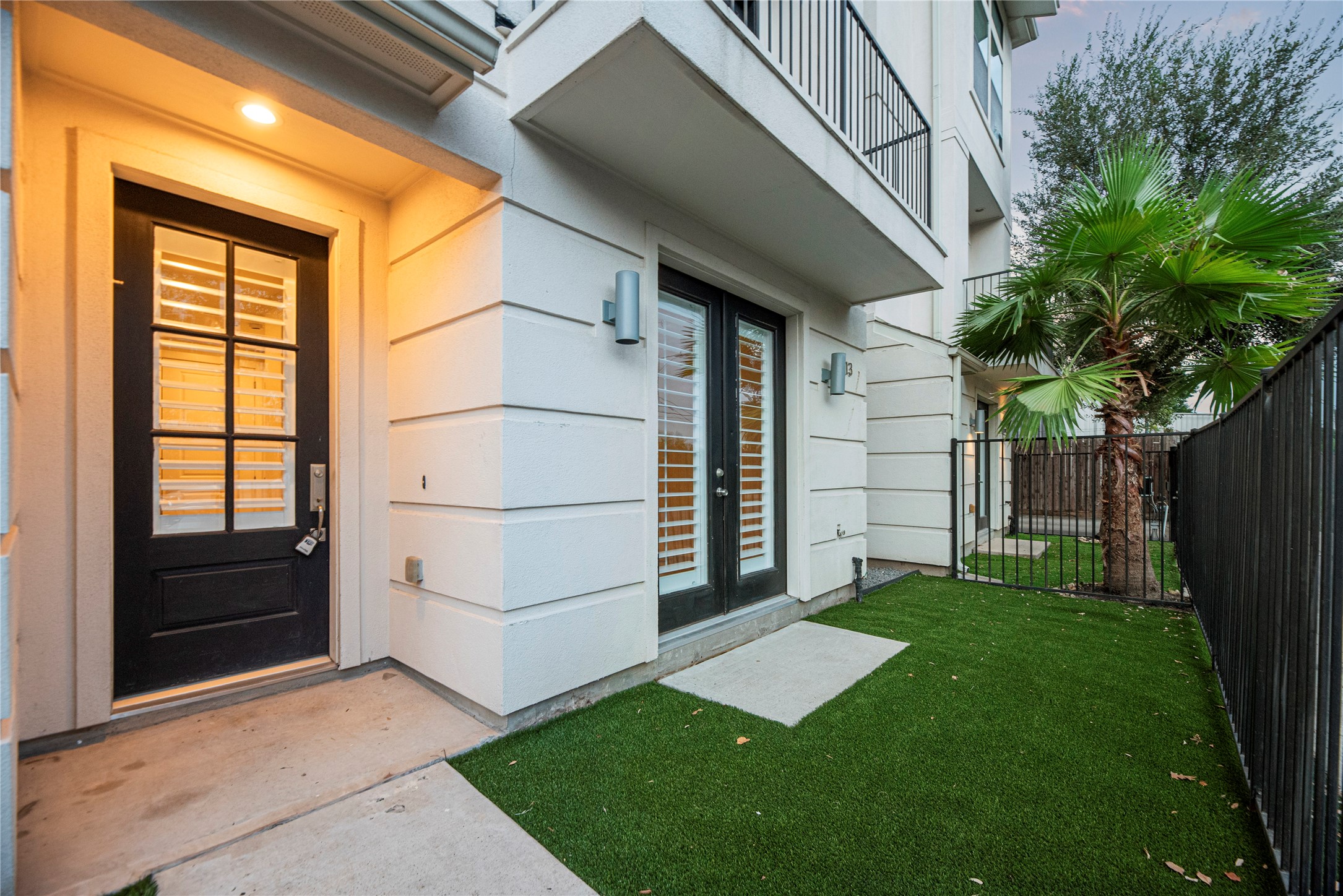 2513 B Garrow Street Houston, TX 77003 - Photo 2 of 29 Beautiful 3-story townhome in EaDo.