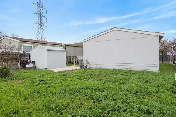 a view of a backyard