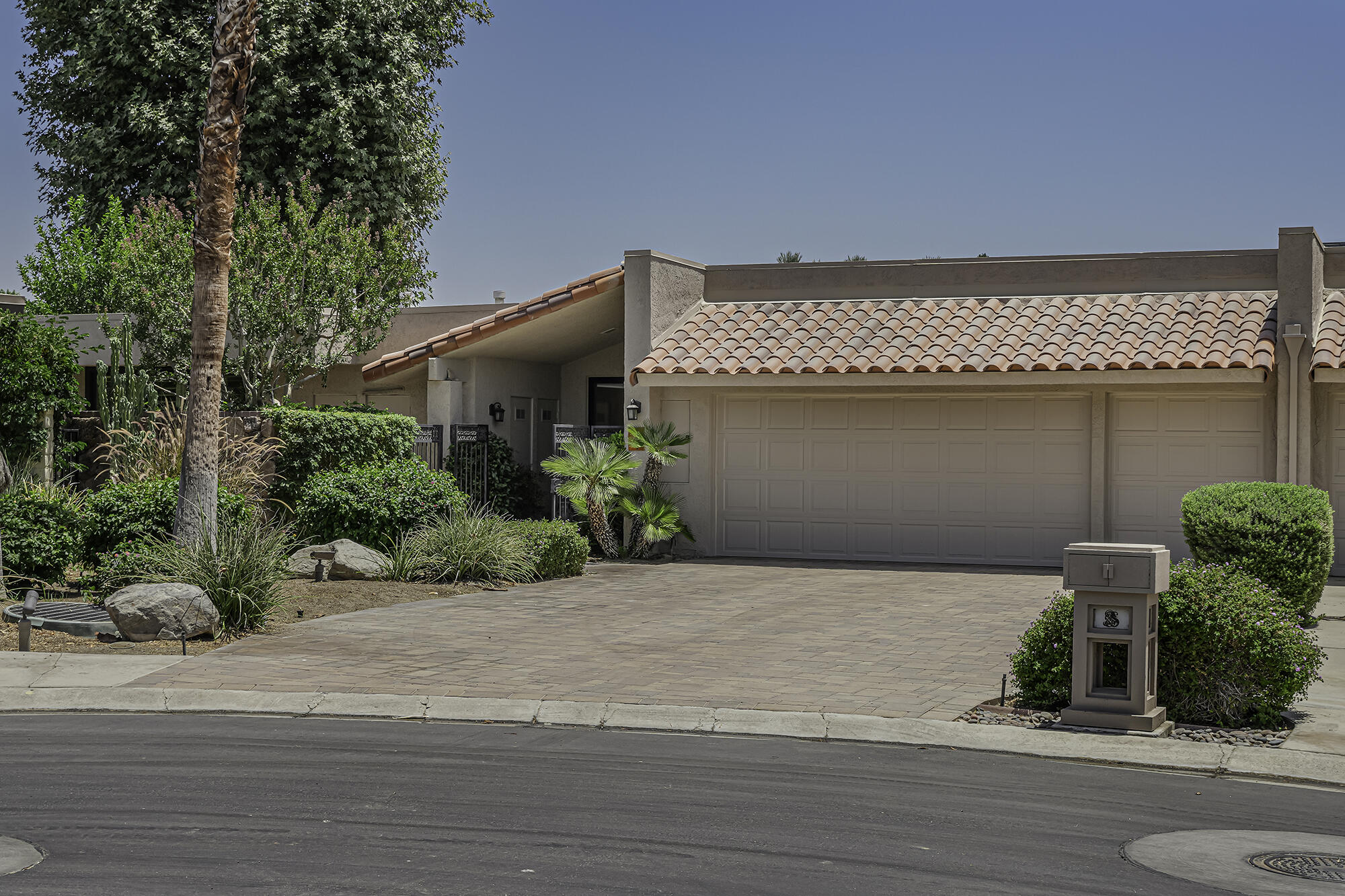 4 Stephens Court Rancho Mirage, CA 92270 - Photo 2 of 50 front view of a house