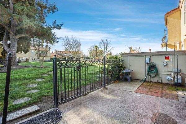 a view of front of a house with a yard