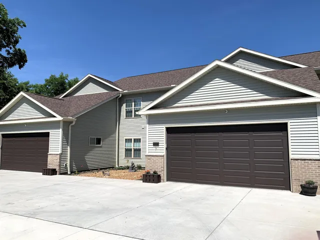 $649,000 | 512-514 South Main Street, Fall River, WI 53932