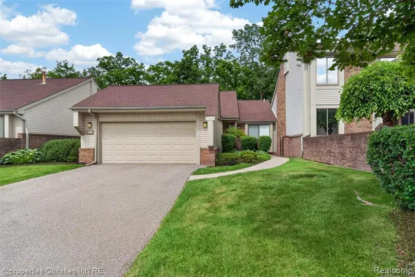 $250,000 | 29433 West Chanticleer Drive, Unit 73, Southfield, MI 48034