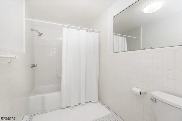$2,900 | 232 Orange Road, Unit 1S, Montclair, NJ 07042