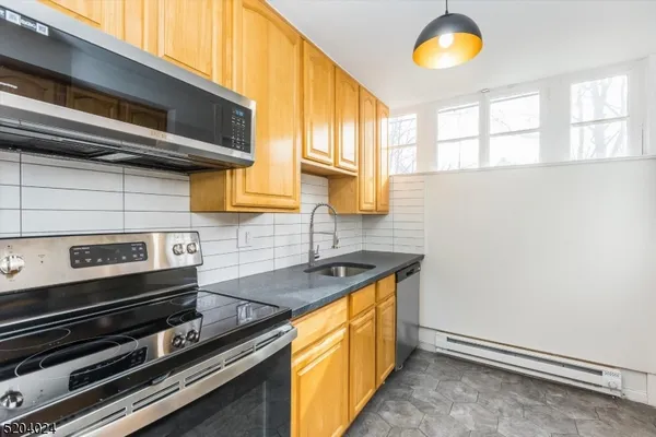 $2,900 | 232 Orange Road, Unit 1S, Montclair, NJ 07042