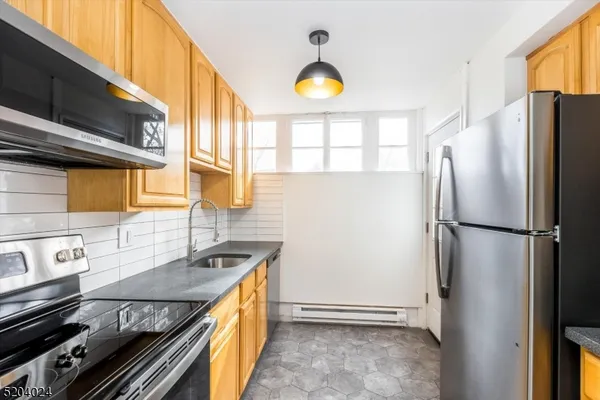 $2,900 | 232 Orange Road, Unit 1S, Montclair, NJ 07042