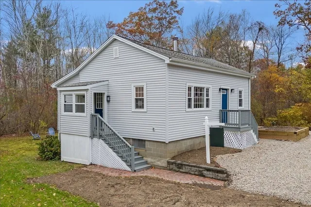 a view of a house with a yard