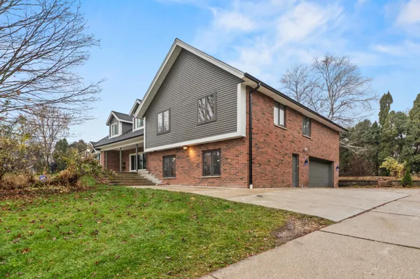 $749,900 | 2003 South Valley Spring Drive, New Berlin, WI 53151