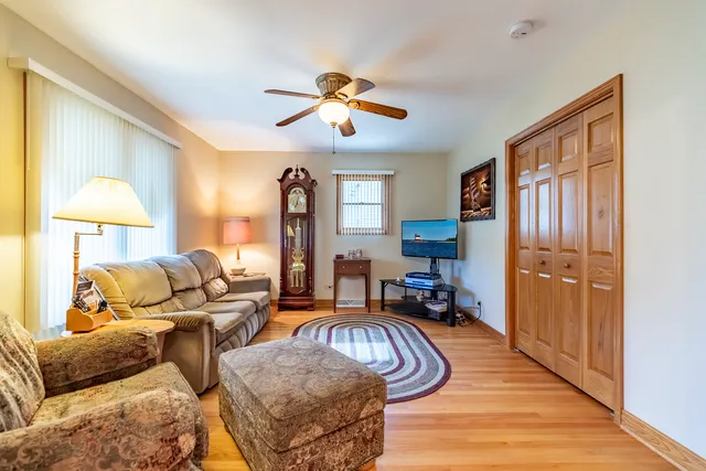 a view of a livingroom with furniture