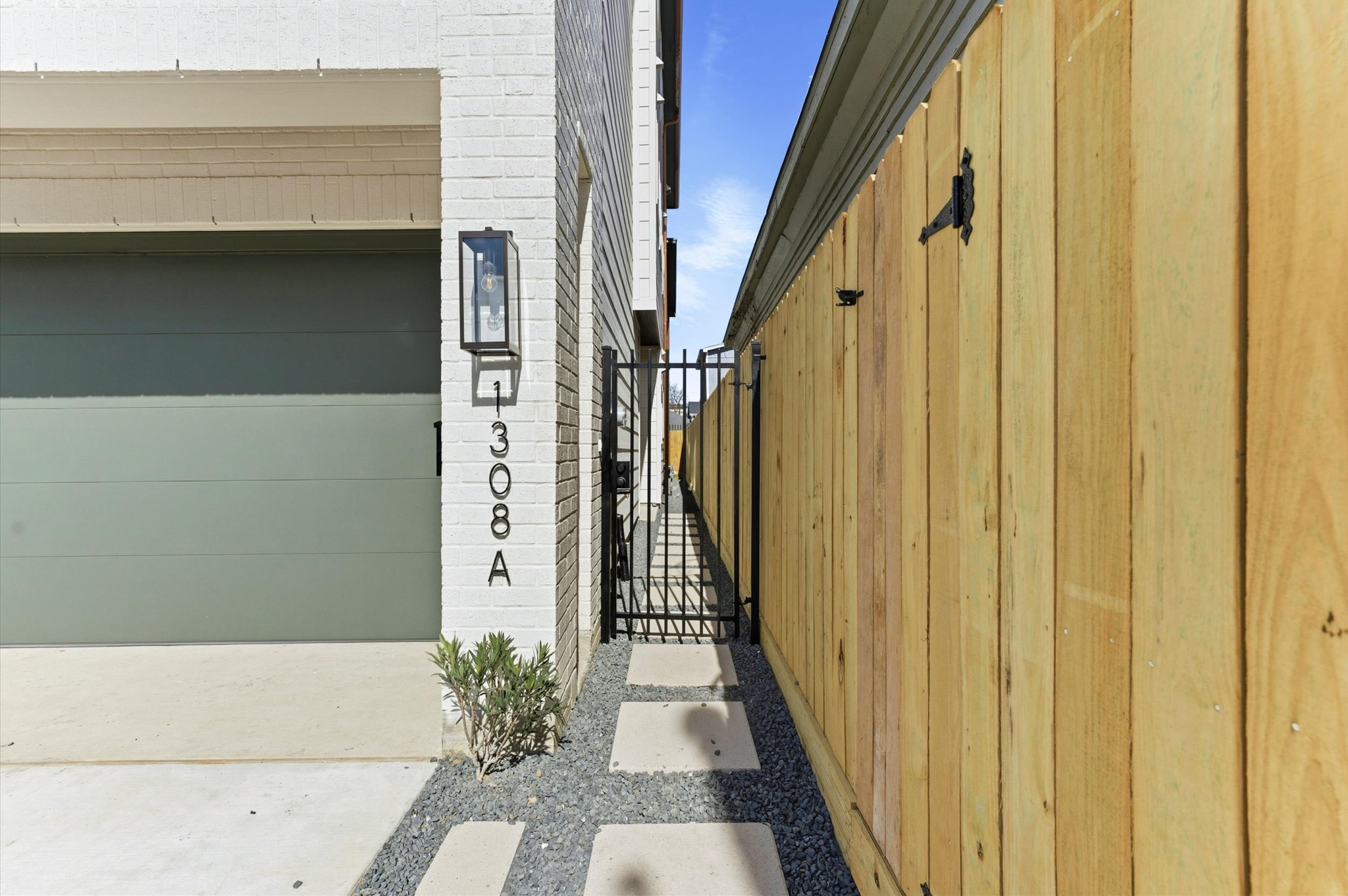 1308 Edwards Street, Unit A Houston, TX 77007 - Photo 13 of 39 Entrance into home