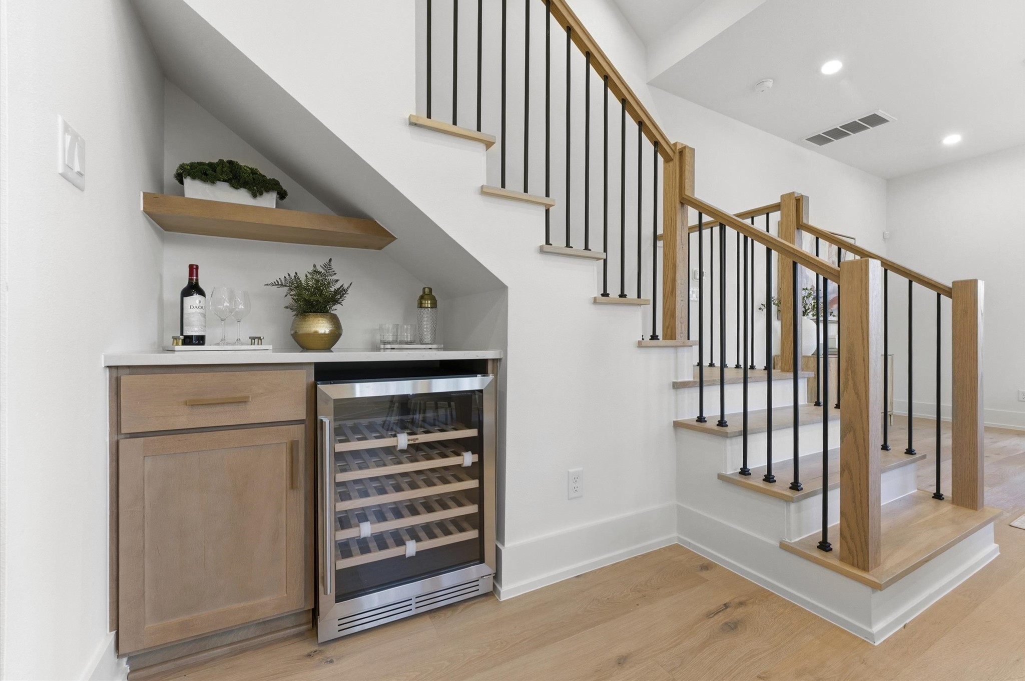 1308 Edwards Street, Unit A Houston, TX 77007 - Photo 18 of 39 Coffee or wine bar in kitchen