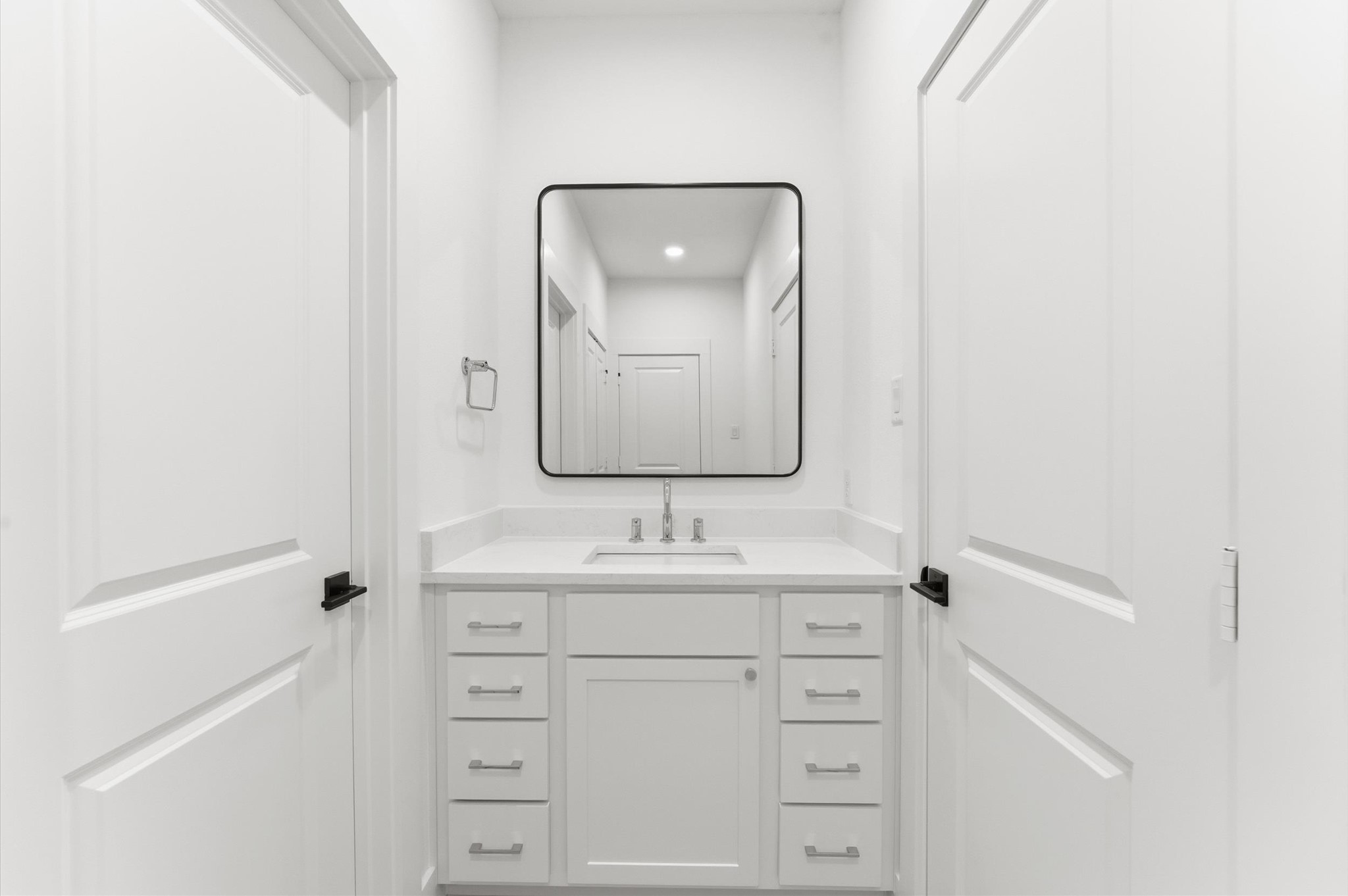 1308 Edwards Street, Unit A Houston, TX 77007 - Photo 32 of 39 Third secondary bathroom on third floor second view